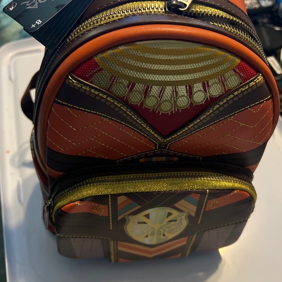 Zwart Loungefly Black Panther Cosplay Mini Rugzak - Officiële Marvel Tas - Met Glimmende Details & Zijzakken - Zwart Vegan Leer Tas